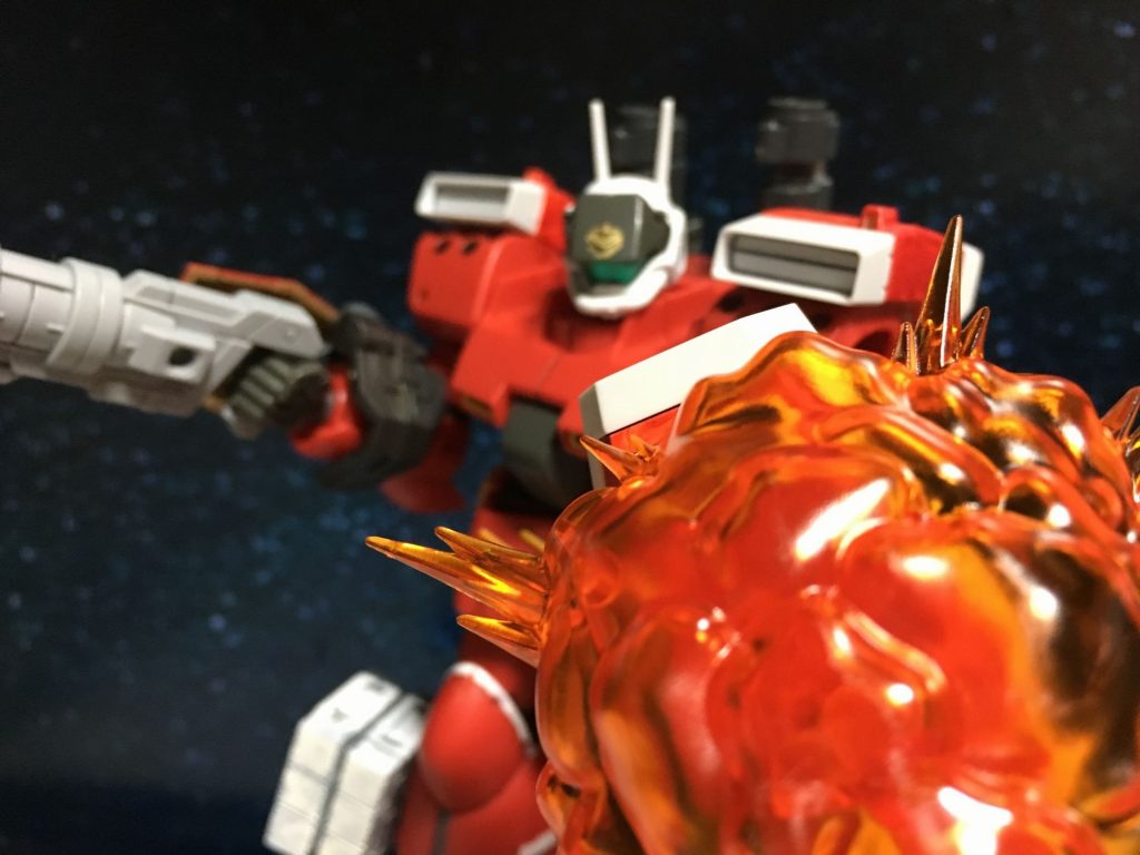 シールドによる防御。起動力の低下を補うために手持ちで盾を装備している。