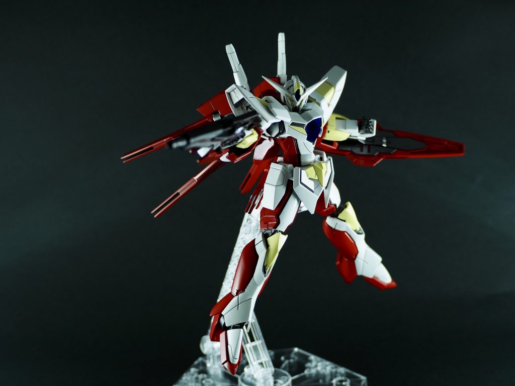 ガンプラ革命期のキットの割に腕のギミック故か関節が軸だったりする
変形の恩恵で擬似的に二重関節の可動はできるものの構造故に合わせ目が出る難所