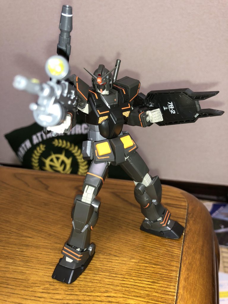 軽くポージングしました。ビームライフルがピンボケしてしまいました。スミマセン。