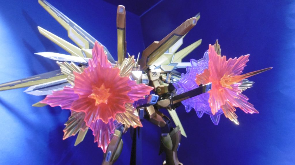 エフェクトパーツもフル活用。ここまで盛ると流石に腕部重量過多で、多重エフェクトを腰レール砲の砲身に乗せて体勢を維持させていたり。