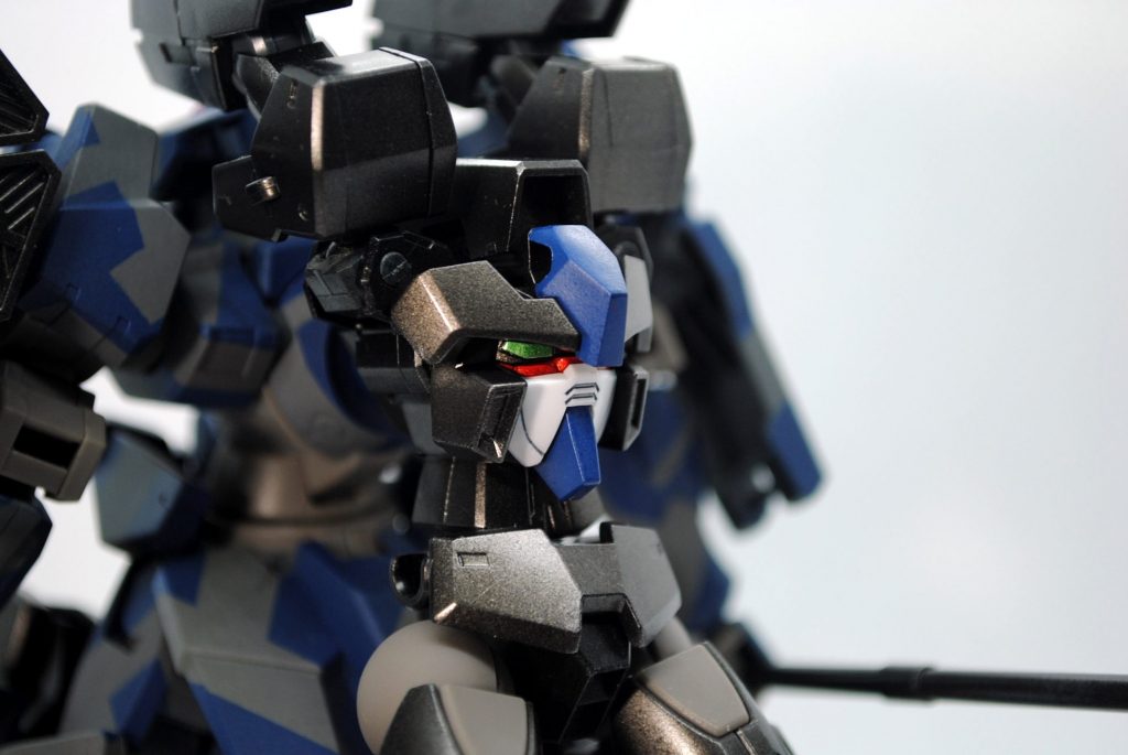 一応、可動してガンダム顔を見れます
アンテナはつけておくよりも外した感じのほうが好みだったため
はずしました。