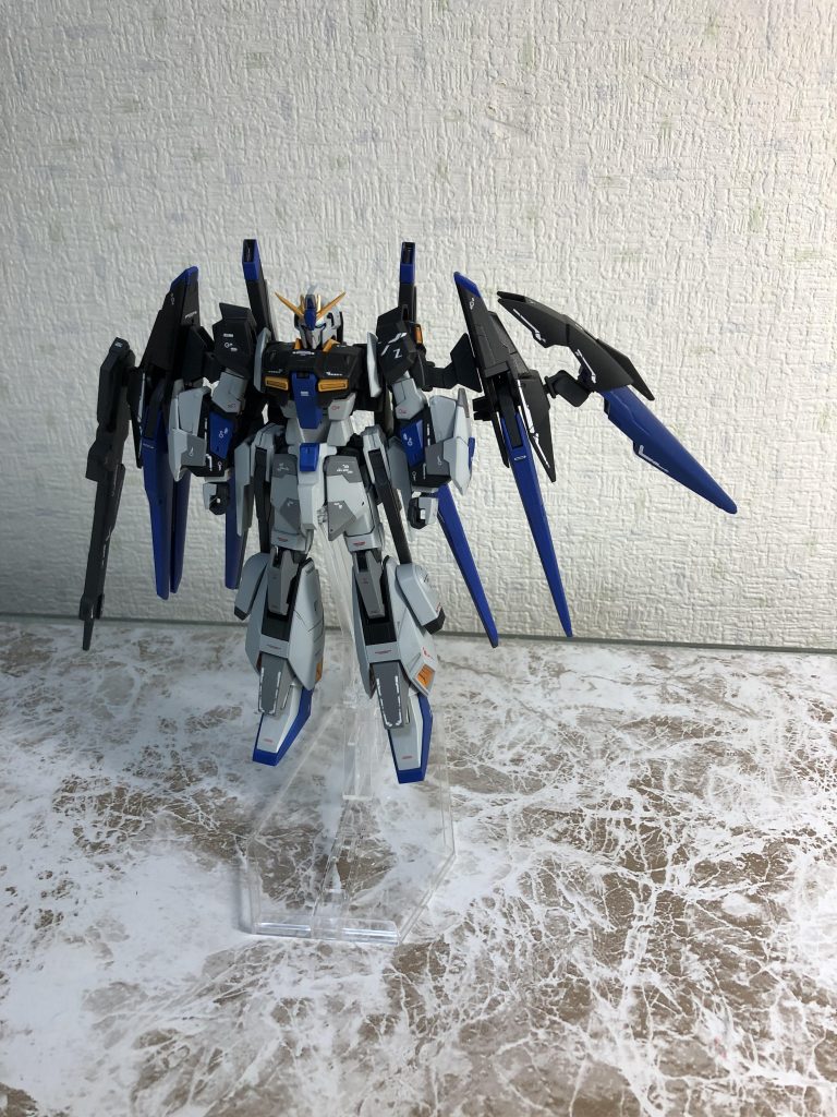 正面カラーはフリーダムレイスと同じパターンです。機体名のfはフリューゲルと読みます