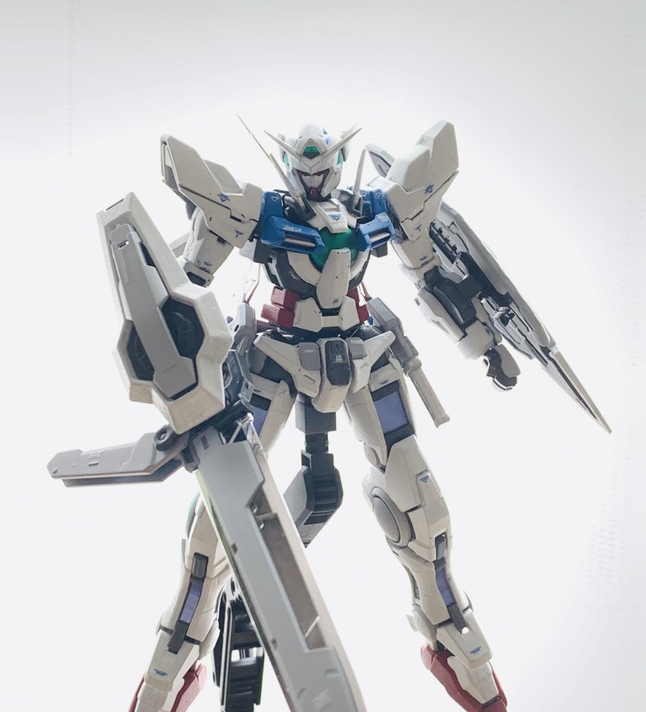 このキットは思った以上に足が動かないのですね。エクシアなのに。でも立ち姿でも十分綺麗です。満足です。
