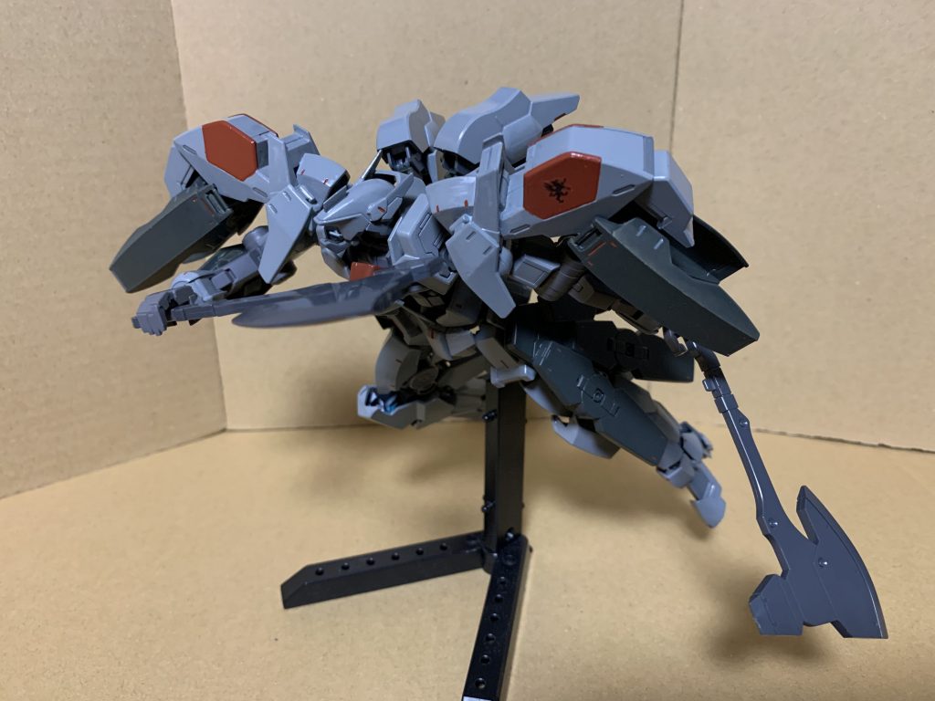 パーツ配置の都合上、やや稼働範囲が狭まってしまいました。アクションさせづらい…