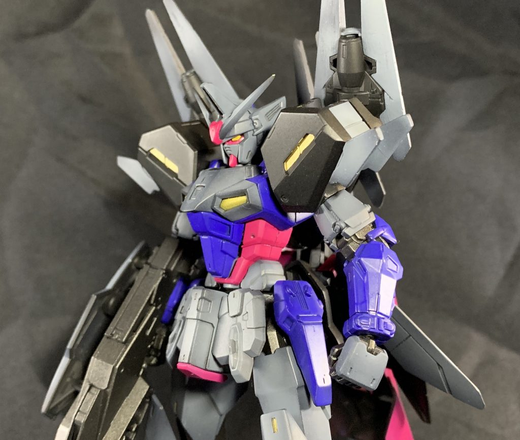 バストアップ。アンテナはそこそこシャープにしました。
ツインアイは付属シールの切り出しで光って見えるように。