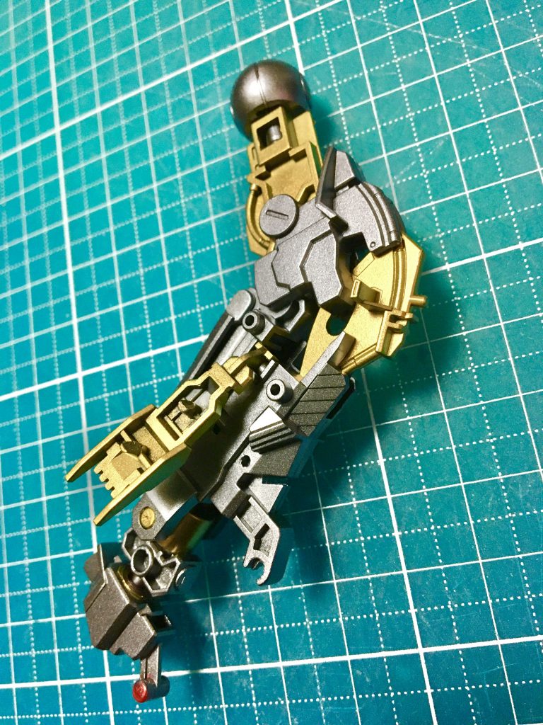 完成後に大部分が見えなくなってしまう内部フレームは、シルバー系とゴールドでメタリック化させてます。