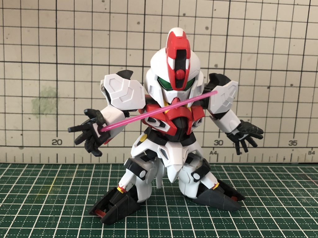 掌は肉抜き穴が酷かったので、溶かしランナーやランナータグで埋めました。
掌の経内部に半分にカットしたランナーを貼り付けてビームソードを差し込める様にしました。
色合い的にヒロイックw