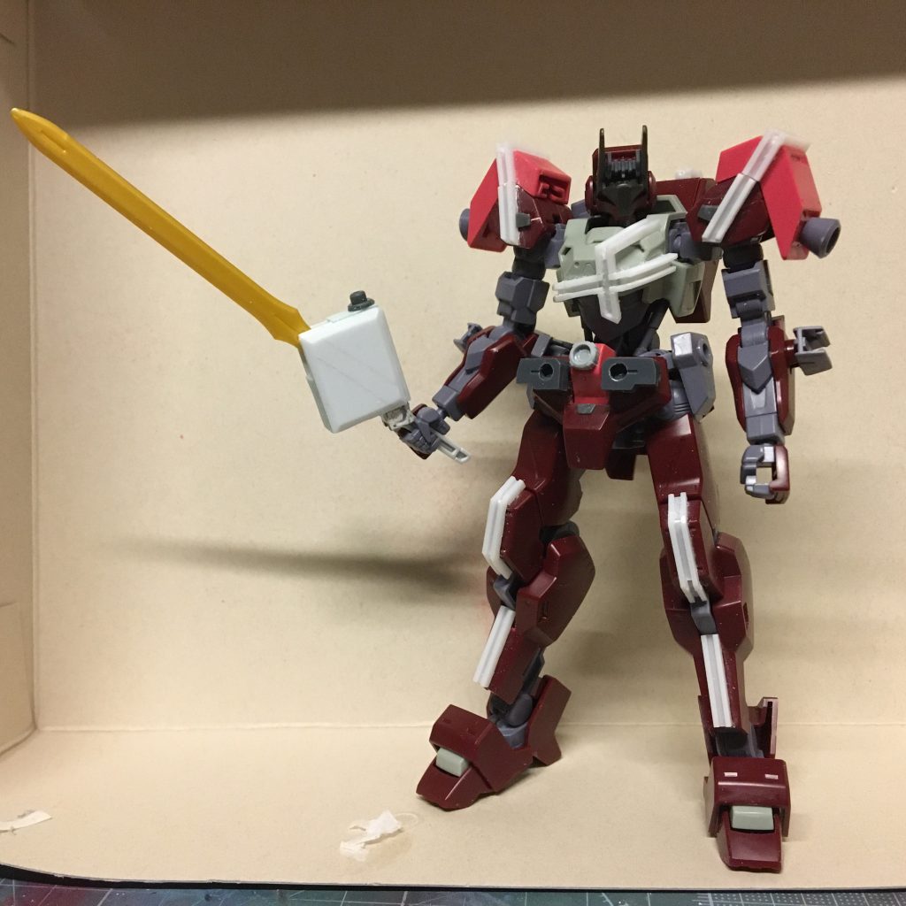 製作途中の写真です。今回初めてプレバンのキットのパーツを使いました。あとの身体のラインなどはプラ板、プラ棒でガンバってます💪