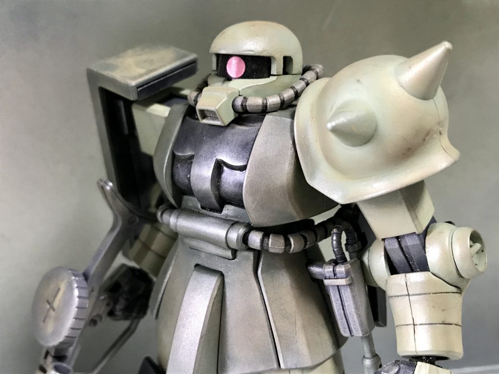 ガルマ専用ザク特有の頭部バルカンはパテで埋めました。ヒジ関節にはコトブキヤの丸モールドを貼り付けました。
色は主にMSグリーンとMSディープグリーンです。動力パイプとランドセルは軍艦色、濃いグレーはジャーマングレー、その他ガンマカ少々です。
マゼラトップ砲が欲しかっただけで、ガルマ好きでもないので、ガルマ機の面影は何も残っていません(汗)