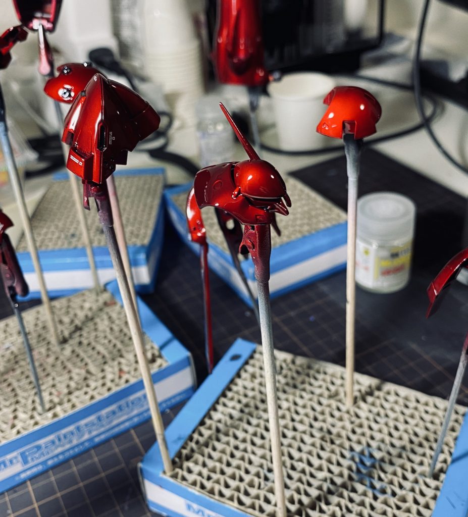 キャンディ塗装は初めてなので苦労しました。作業台が汚すぎますねw