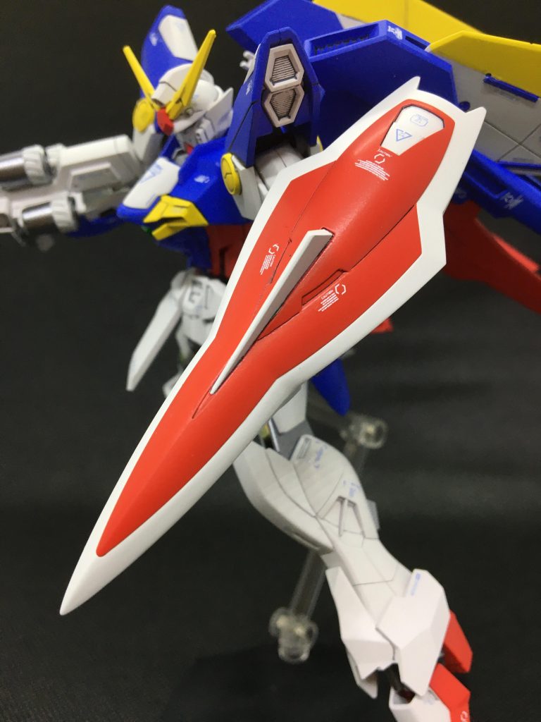 シールドはほぼHGCEウィンダムのシールドのみで、先端部を加工して流用。
色を付ければ、もうウィンダムシールドはウィングシールドにしか見えないよ!!