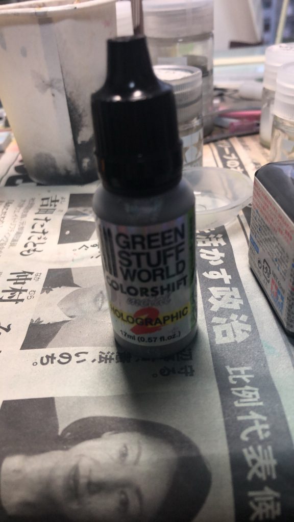 とても面白い塗料ですが700円くらいとお手頃でした。下地をグロスブラックでツルツルにするとホロがしっかり出ると思います。