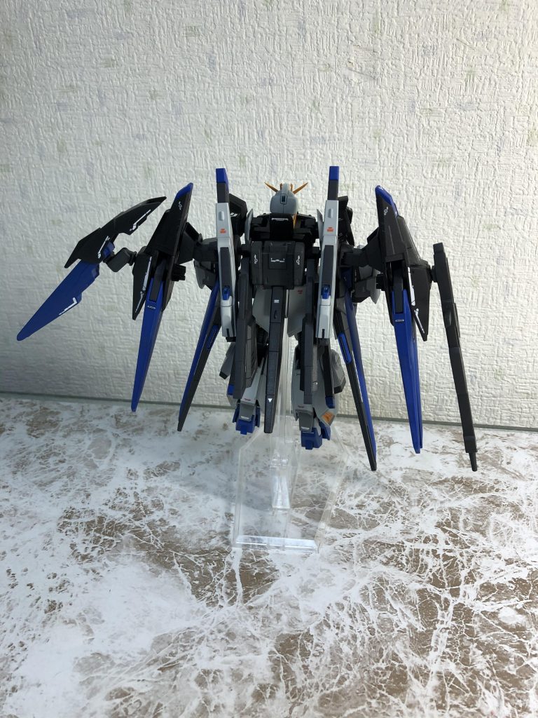 背面後ろから見ると思ったよりごちゃごちゃしてますね...