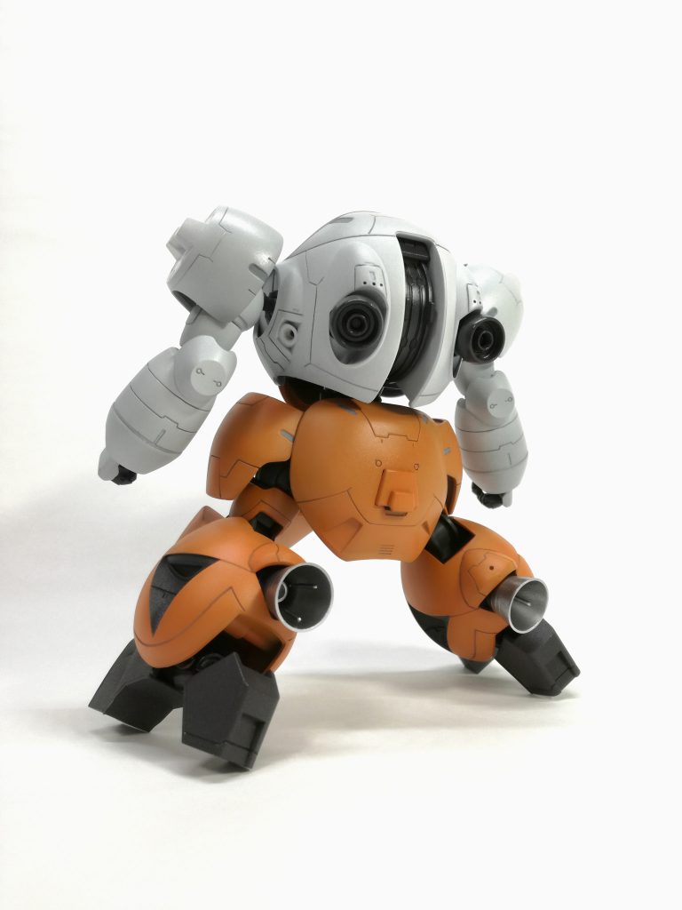 「あっ、ポリキャップを入れ忘れたまま合わせ目消しをしてしまった!」
スジボリ堂からこんな格言が広告されていたと思います。
ふくらはぎのバーニアがオリジナルと違うのは私のミスです。合わせ目消しを終えた後にバーニアを入れ忘れていたことに気づきました。いまさら分解もできないため別のバーニアを後からつけ足しました。