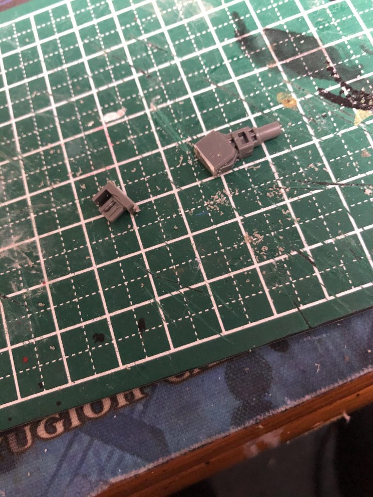 引きちぎった間接パーツなんですがSRの方のジャンクが余ってたのでこんな感じで加工して3mmの穴開けてメッシュパイプを通しました。