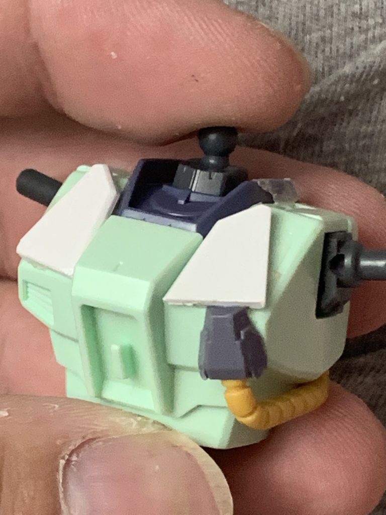 胸の追加アーマーはユニコーンガンダムのくるぶしパーツを、ケーブルコネクターには初期型ガンキャノンの手から指を切り落としたものを使用しました