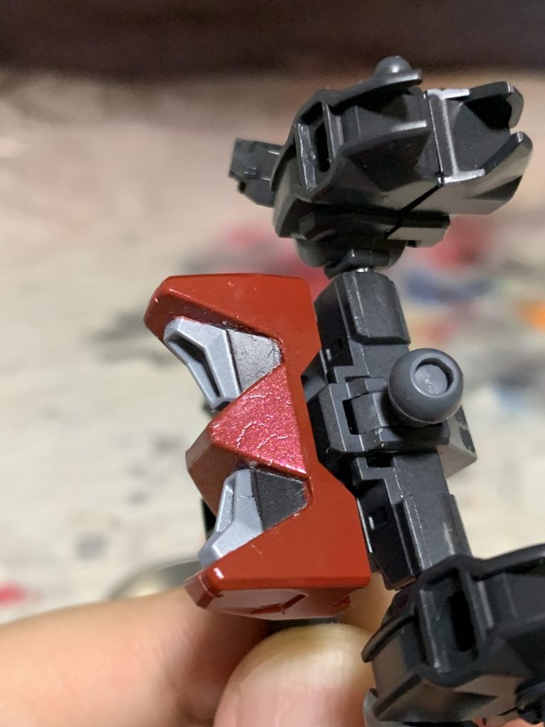 背中は資料がなかったので適当に塗り分けました。ダクト周りを先に水性ホビーで塗ってから赤部分にアクリジョンベースレッドを吹いたら、わずかにクラックが生じていました。
水性ホビー下地にベースカラーはNGなのを失念してました…。

あと、今回学んだこと。マスキングして塗り分けるパーツにつや消し仕上げと光沢仕上げが混ざってるととても面倒…。最後までマスキングを剥がせず、マスキングのはみ出しをリタッチするのが難しくなる…。塗膜が厚くなるとマスキングを剥がすときに汚くなりやすいし…。