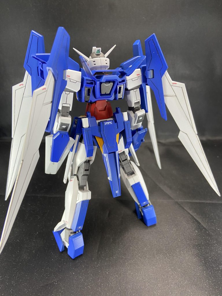 二の腕、ひじ裏、ウイングやリアアーマーなどに筋彫り、プラ板を追加。設定資料やMGの作例を参考にしています。