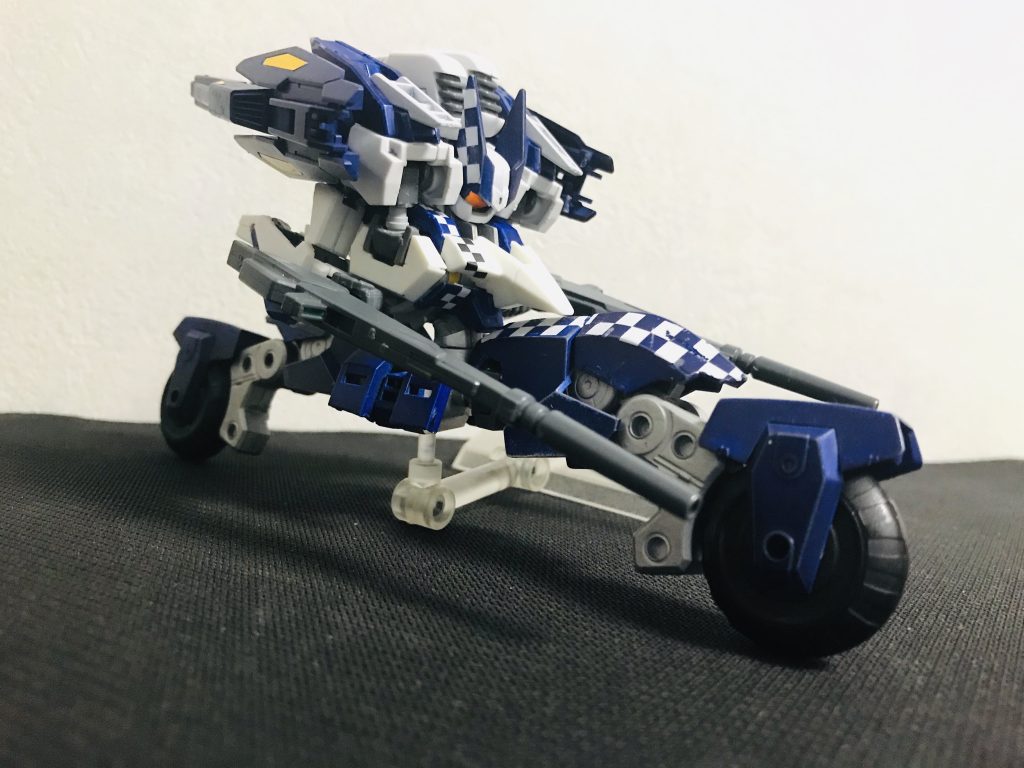 チェッカーフラッグは引き続きバイクモードに変形可能。
ビームライフルは手に持ちシールドバインダーはシールドモードをメインにする。
各武装はMS形態の時と変らず使用可能。サブアームを使ってビームサーベルですれ違いざまに斬撃なども可能。