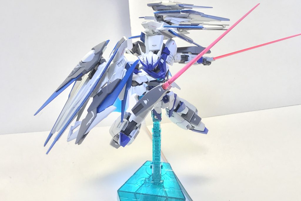 GNビームサーベル。こちらも出力調整でダガーとしての使用も可能な以外平均的なビームサーベルの域を出ないが、AGE-3のパーツをコンバートしたことで手持ち及びバックラーから直接発振するという選択式の運用が可能となっており、前述したGNビームライフルと併せて、大味な武装が多い本機の中でダイバーが最重要視している装備となっている。と、いうのも、高い機動力と多様な武装は全て本丸に辿り着くための手段であり、最終的にライフルとサーベルがあれば一対一の戦いはなんとかなる、というのがダイバーの信条故である。