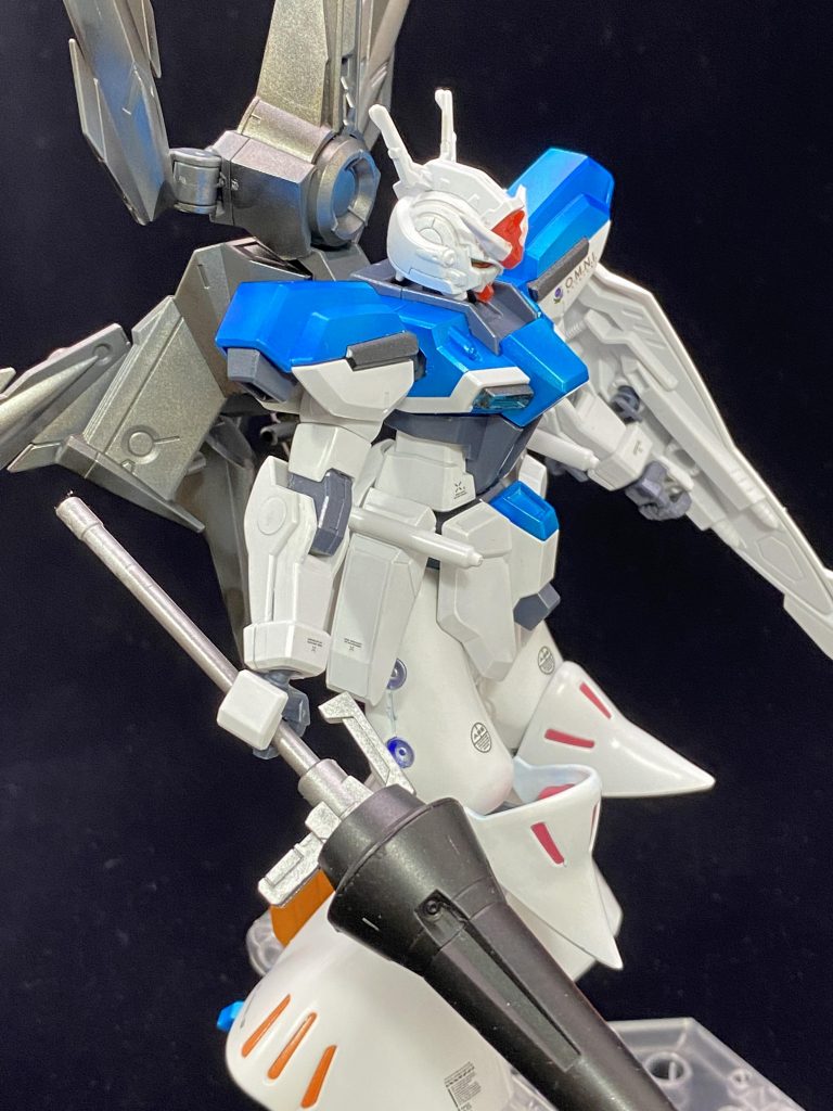 キュベレイの足はピンクの成形色をオレンジに塗り替えています。