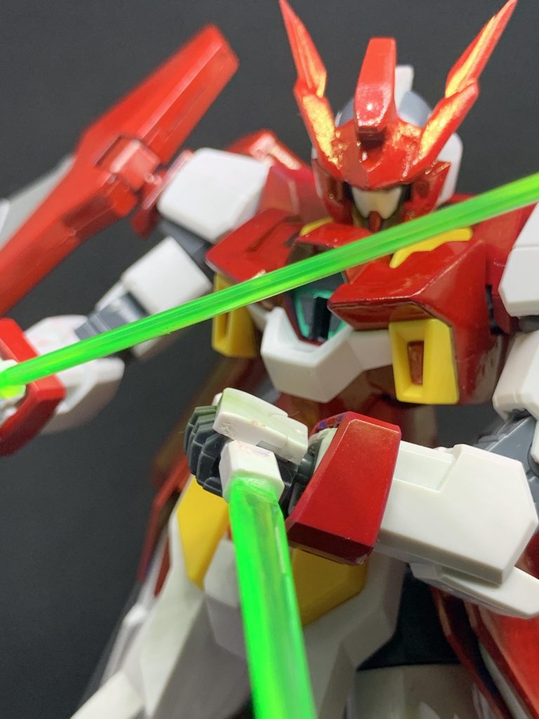 近接!!
ビームサーベルは長いのと短いのを選択出来ます!
実は最初侍みたいに作ろうとしてアストレイとか戦国アストレイとか買いに行ったんですよ、そしてアストレイを持ってレジに並ぼうとしたら小さいお子さんが「あの人の手に持ってるのなが欲しい!!」って言われてその親が俺の持ってたアストレイを奪って会計してしまい慌てて戦国アストレイ買おうとしたらそれは別なお客さんに買われてしまいんでなんやかんやあって今のAEG2になりましたw