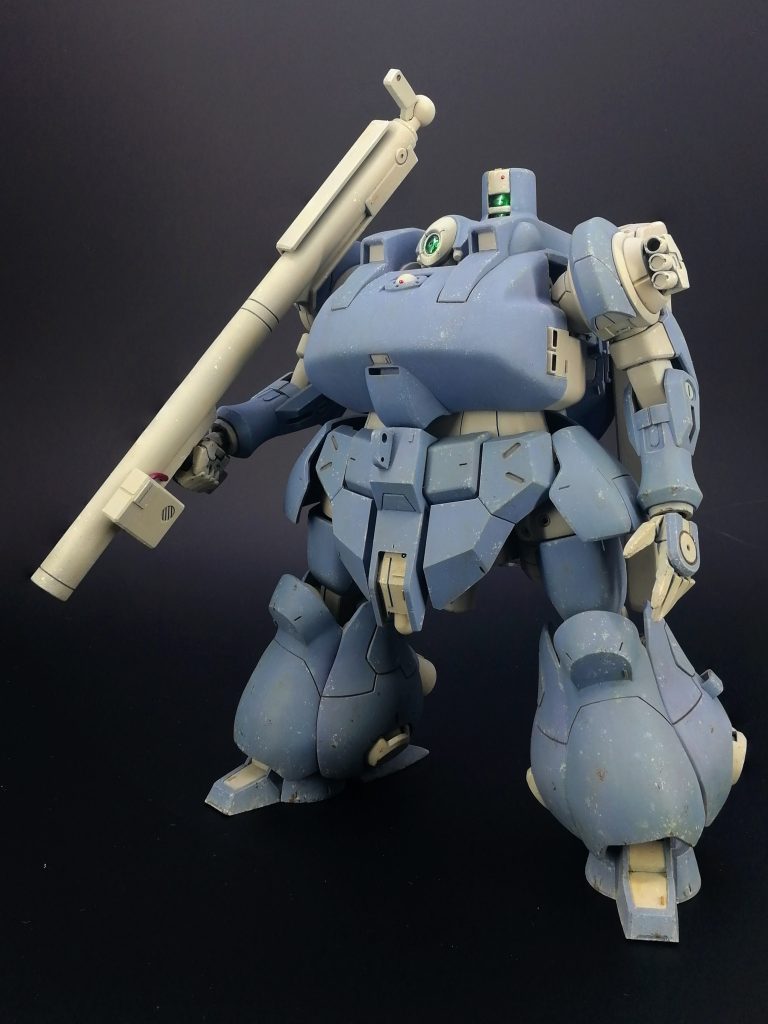 設定的なアレ
ラーダ民会連邦系超重量級2.5世代機。
基本設計は古く既に時代遅れとなりつつあるが必要生産数が極めて少なく、それでいて一機の投入で戦局を変え得る戦術級WTとして改修、改設計を繰り返して使い続けられている。
現在最新規生産の機体は部材や操作系の第三世代化再設計が完全に完了しており
「見た目通り飛び跳ねまわったりは出来ない」点を除けば事実上の第三世代機となっている。
機体特性はその重量と装甲圧による兵装を必要としない直接打撃力と燃料気化弾頭の運用能力。
燃料気化弾によって広域の随伴部隊を殲滅する戦闘能力は国際条約によって対外戦争での使用を禁止されるほどの物。
しかし重く、ホバーユニットで移動し脚部は補助的役割として運用する機体特性は国土の70%を平地と氷原で占められるラーダ民会連邦では防衛の要として機能するが他地域での汎用性があるとは言い難く、たとえ対外戦争に投入されたとしてもその使用は極めて限定的だと考えられている。
胸と股下と背中の頭の蛍光ピンクは光学式アクティブ防御ユニット。キュイっと動いてレーザーで迎撃。
緑は光学系センサー。
股間前部の出っ張りは全体的にセンサーユニット。