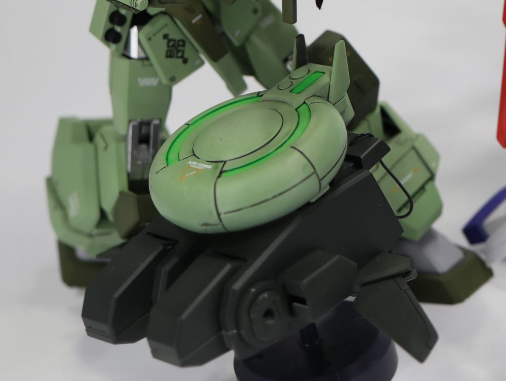 最後の一機は腰に接続されていて、単独飛行能力を備える。これ自体が大型のジェネレーターとなっており、味方機体と接続することでエネルギーの供給および一時的な機能強化を行うことができる。また、プラ棒とプラバンを積載する専用スペースがあり、補修材料の運搬なども行える。また、大型のレドームを備え、戦場の変化に一早く気付くことができる。