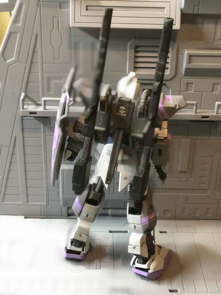 バックパック中心部に、zガンダムに搭載予定のスタビライザーの試作品をイメージしてみました。ふくらはぎ下部にもバーニアを追加。