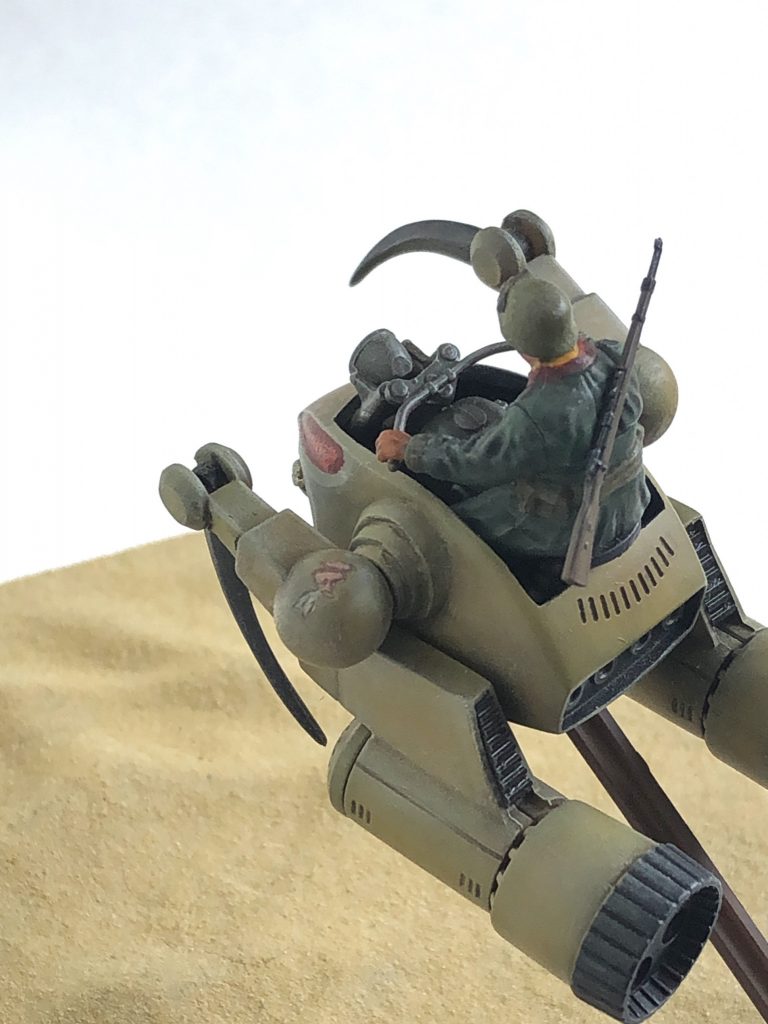 左肩のハートのマーキングはモールドになってるので、
息を止めて根性の筆塗り。
フィルタリングで周りの色と馴染ませています。

このアングル、いかにも操縦してる感じでお気に入りです。