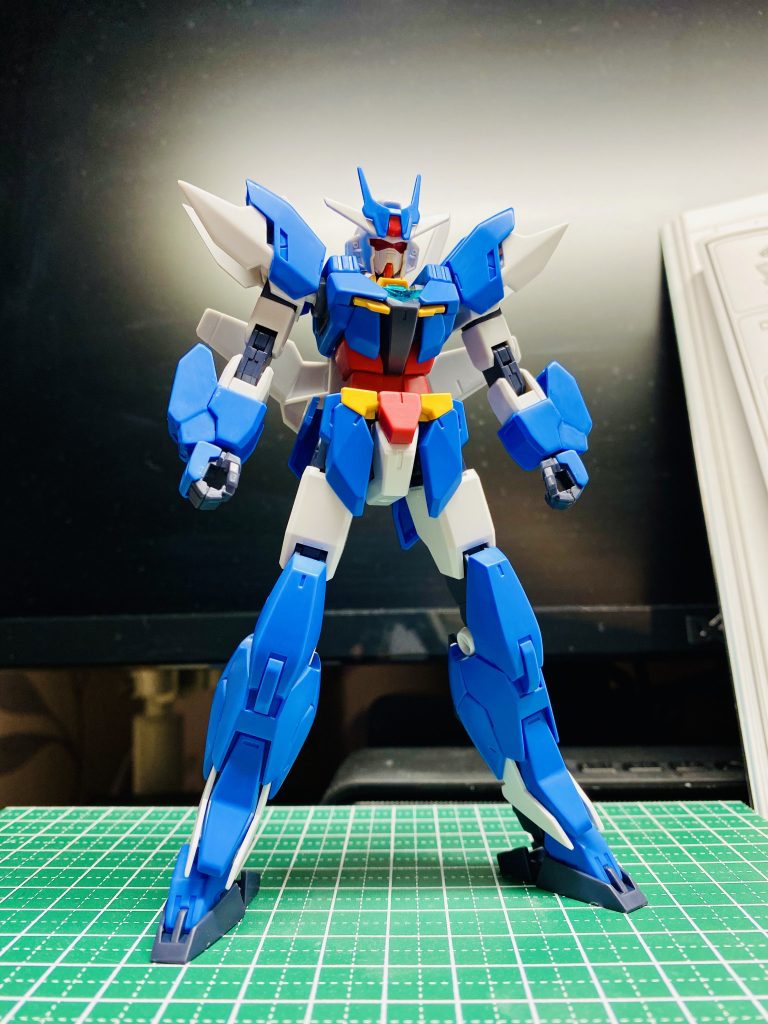 シャープ化や、形状変更してるところがあります。具体的に言うと、肩の白いパーツや足首の白いパーツ、顔のブレードアンテナ等々改修を施しました。