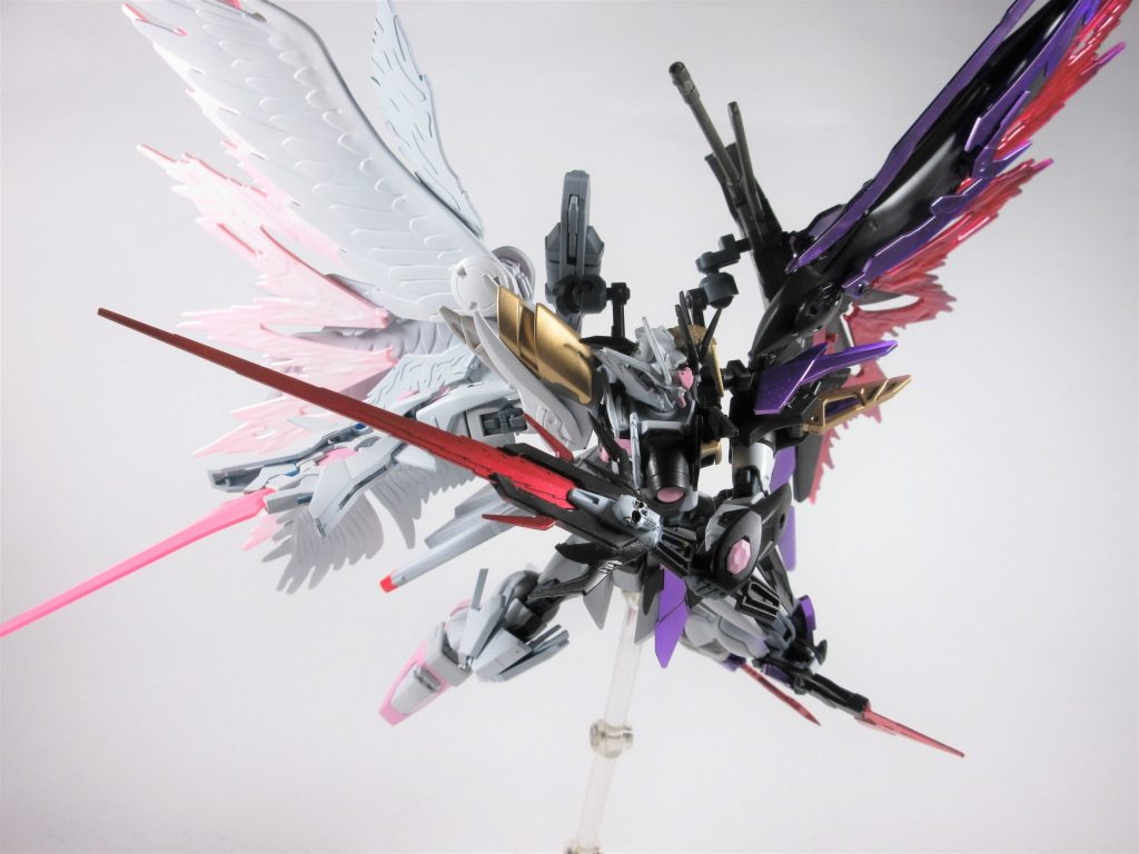 武装紹介
輝煌剣クラウ・ソラス
獄炎剣サタングラディウス
サイドアーマーにマウントされた高出力ビームサーベル
どちらも性能としてはほぼ同じで、本体からの莫大なエネルギー供給により切れないものは無いと言っても過言でないほどの出力を持ち、陽光と宵闇の大剣を凌駕する性能から新たなる主力武装となっている。
モンハン風な厨二全開解説
右のクラウ・ソラスは天界の恩寵である光と炎の剣でその刀身は太陽より眩く光輝き神に敵対する悪のみを切り裂く正義の剣
クラス・ソラスとはケルト神話で登場する光の剣である
左のサタングラディウスは地獄の業火を纏った剣で、その刀身は炎よりも熱く燃え盛り神すらも触れれば永遠の苦痛を味わう
サタングラディウスとはラテン語で魔王の剣を意味する