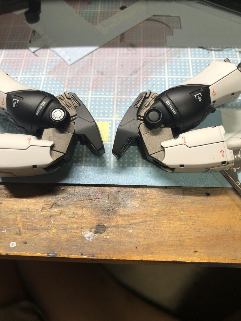 肘、膝、かかとの駆動部分には、エッチングパーツを無塗装で取り付け、メカ感と試作機感を表現しました。