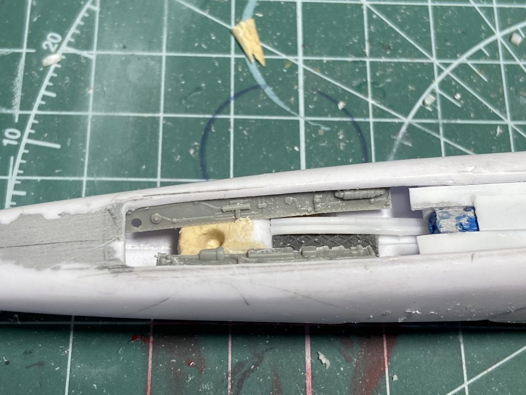 完成後、全く見えなくなるのに着陸脚収納部内も製作…