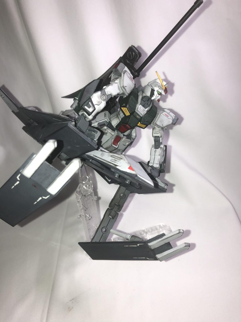 SFSといえばこのスタイルですね。アームの展開も可能。裏面にはビームサーベルが配置されています。