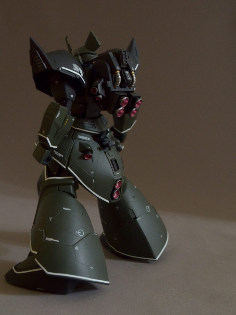 B型バックパックはかっこいいですね。
モノアイに合わせて、メタリックピンクで、バーニア内部を塗りました。