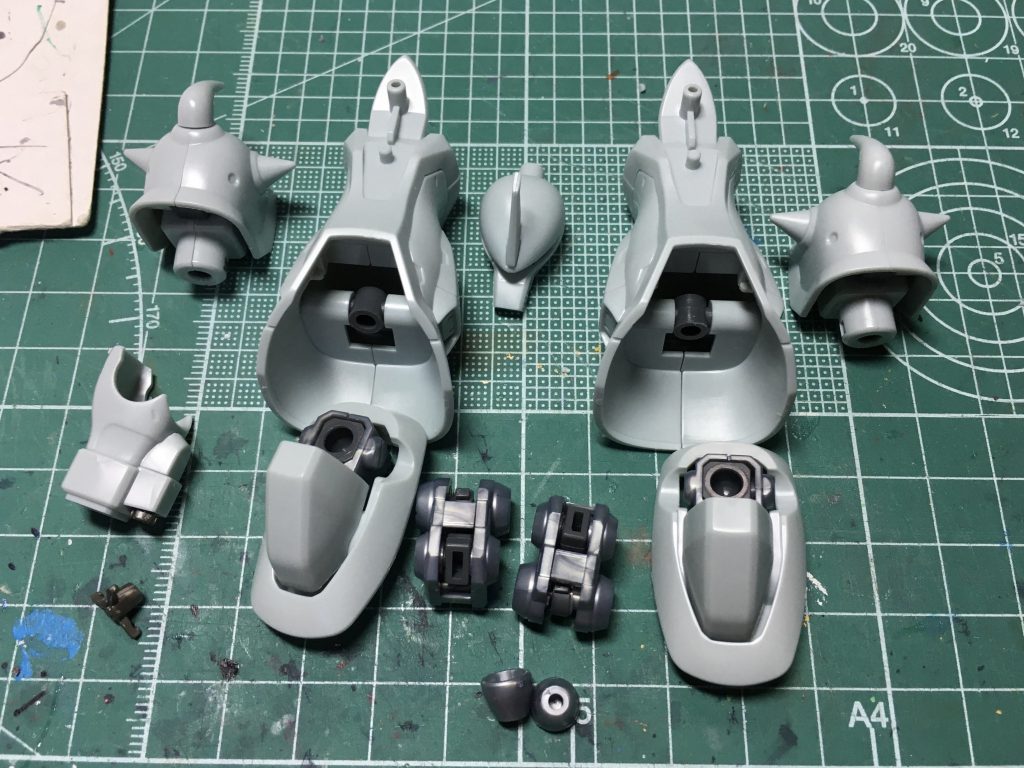 おまけ。グフ・カスタムの余剰パーツ群は、いずれ組み替え用に製作するつもりでいます。いつもだとこれらの余剰パーツで組み替えられるように製作しているのですが、現状ちっちゃい作りかけ品を結構ため込んでるので、手間暇かかりそうなものは今回見送り完成させることを優先しました。
肩アーマーは割とすんなり行けそうですが、スネパーツは足りないものが多いので、そこはキットパーツを参考にしつつ自作で対応する箇所もあるかもです。膝とか。