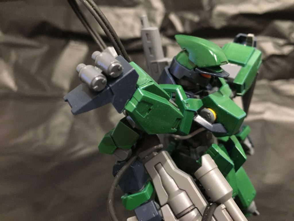 右肩にはハンドグレネードを2発搭載