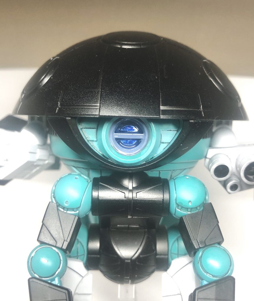 筆塗りは目とリアスカート(たぶん)の裏にある青い部分、機体各所のシルバーだけやりました。