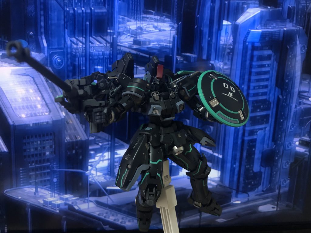 顔のパーツが、説明書等だとかなり動くようですが、組み方が悪いのか、パーツ同士が干渉してしまい真横向きにできません。
また無理やり横を任せると上下には動かせません。