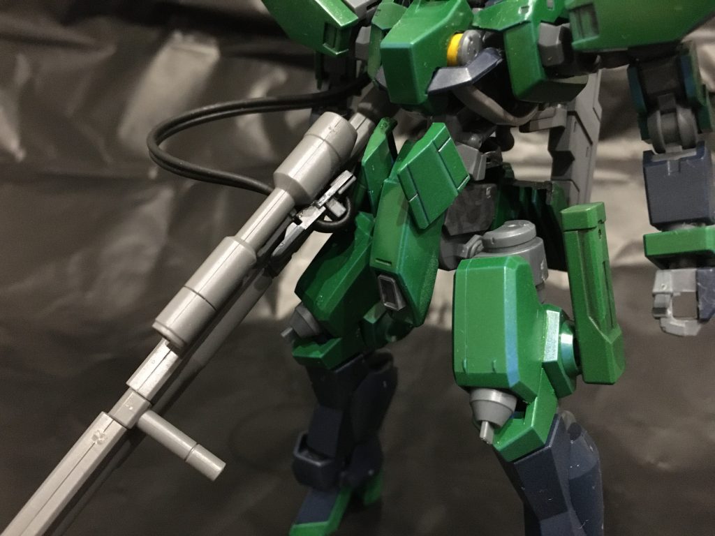 狙撃姿勢の確保の為に膝の可動域が広がる様に装甲を再配置。
膝のバーニアもスパイクに変更。