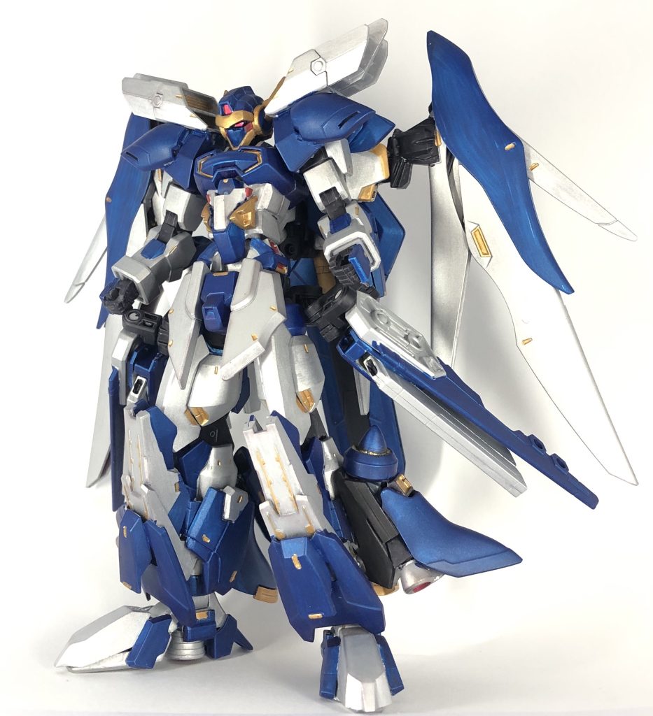 肩や脚部の燃料タンクで戦闘継続性を高め、翼や各部バーニアスラスター付加による高機動性と高出力武装を遺憾無く発揮出来るようになっています。