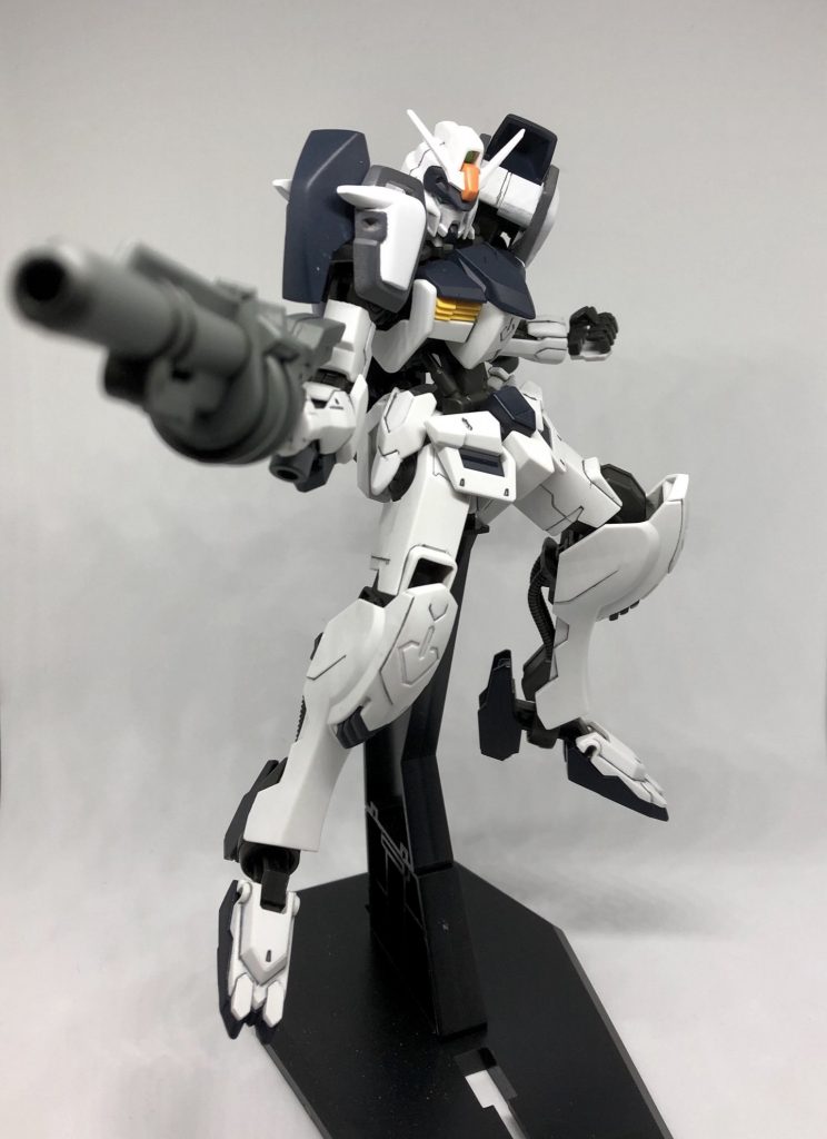 後述しますが、デュエルのライフルが無かったので、オプションパーツセットの輪胴式グレネードランチャーを装備!鉄血の世界観を重視!悪くないっ!!