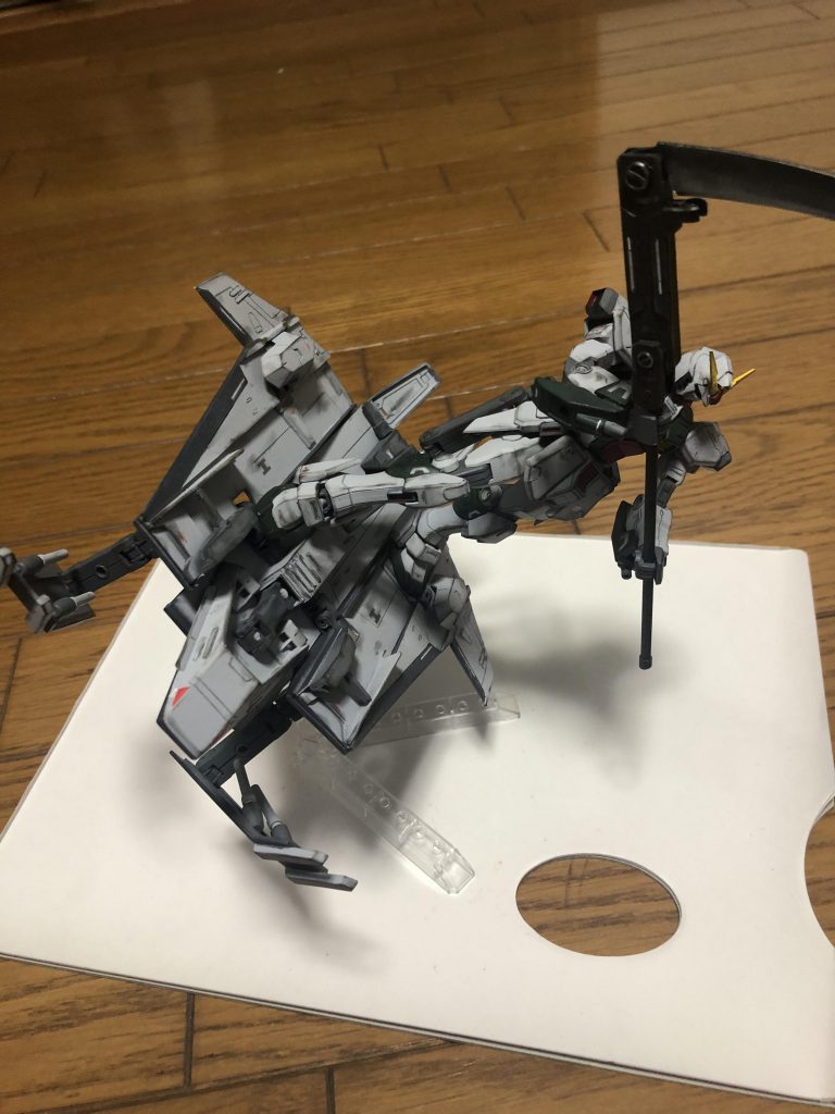 本体とSFSは腰でアーム接続しているので立ち上がる事も可能です。