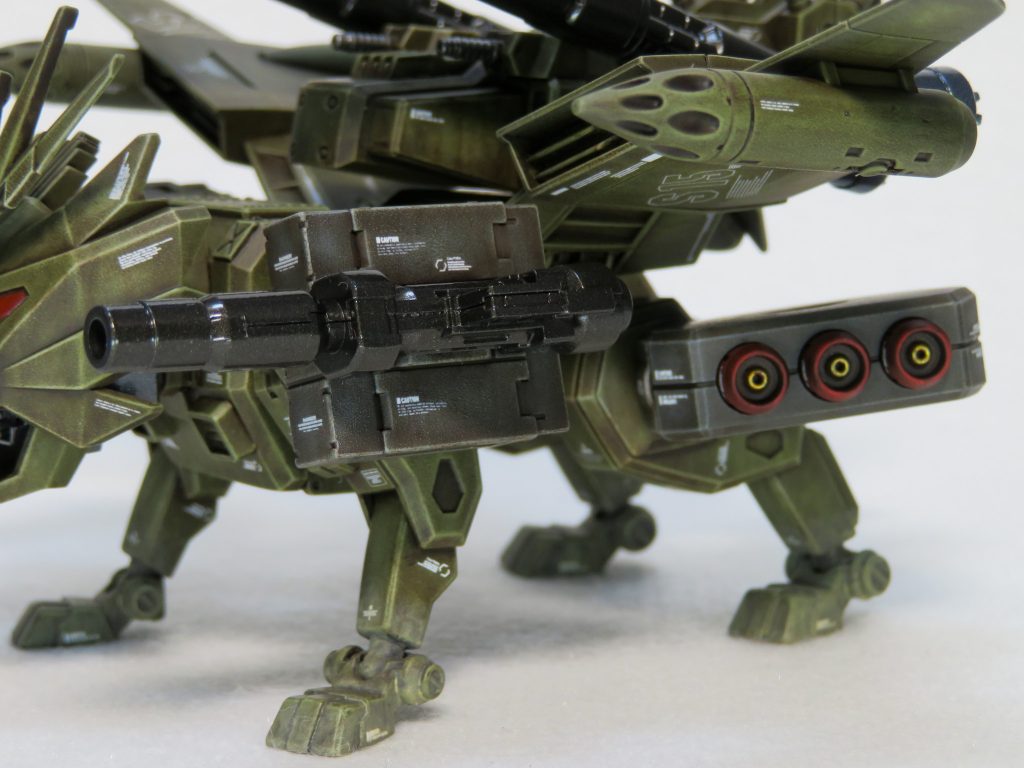 塗装(各ガンメタ部以外)は、オリーブドラブをベースにドライブラシでグラデーションを付け、ウェザリングカラーのグランドブラウンでウォッシングして、拭き取り方向を意識して拭き取ることで汚しています。細部はシタデルカラーで塗り分けました。
バーニアは黒ベースにパールホワイトを吹いています。