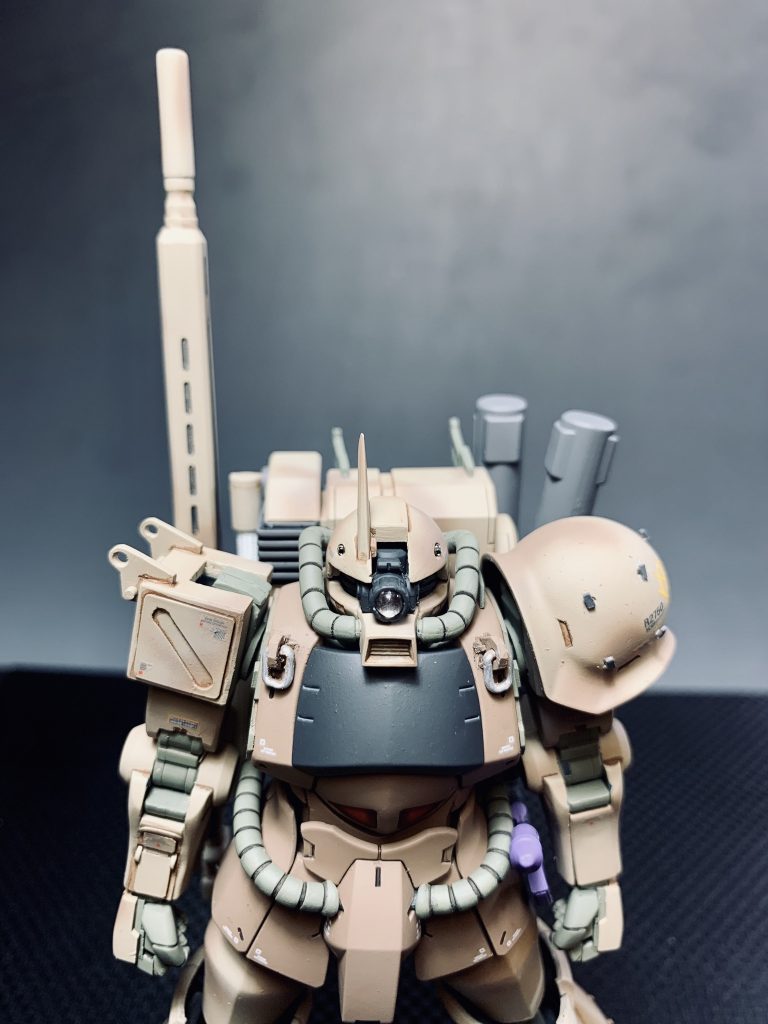 頭部カメラレンズにはデコパーツを取り付け。
光を拾い光ります。