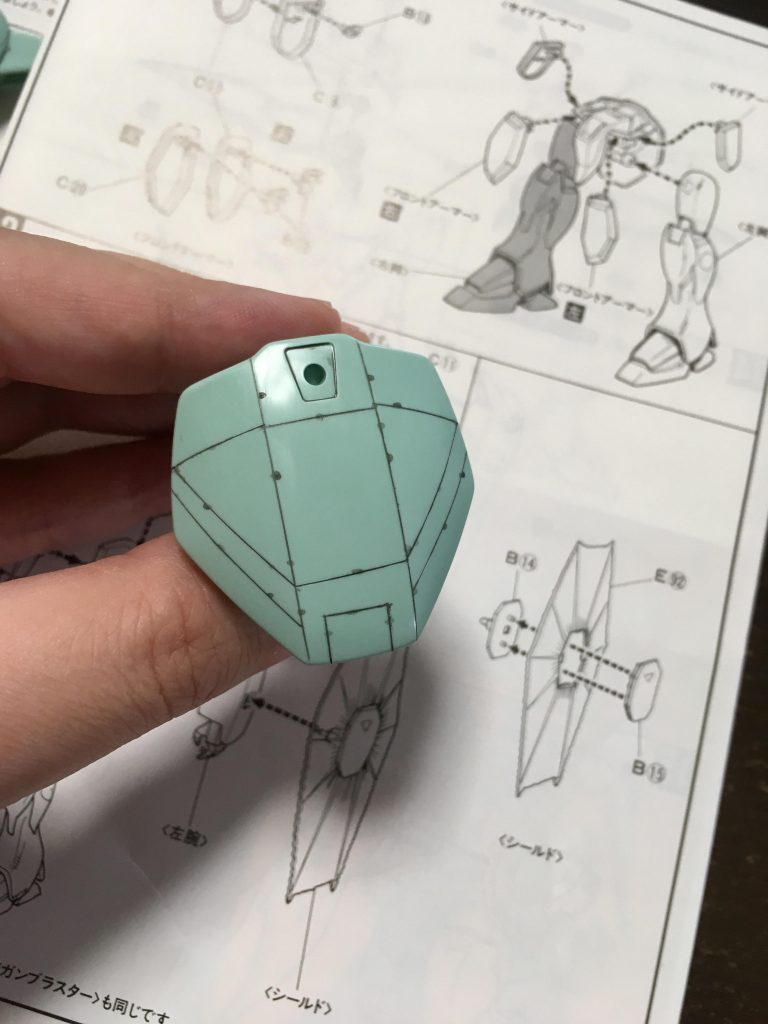 初のスジボリのためパネルデザイン考えるのが難しかったです。ガイドテープ貼ったり切ったりこんなに大変だとは初めて知りました。