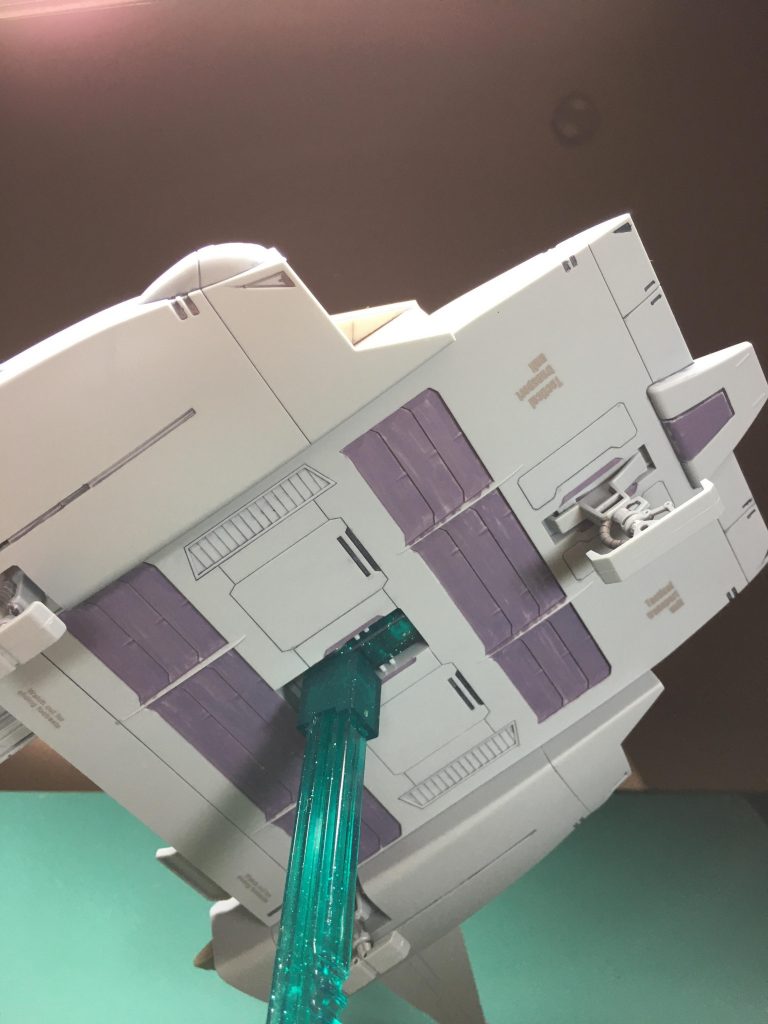 底面も塗り分けとスミ入れは抜かりなく。着陸脚のシリンダーはシルバーシールを貼って金属感を出しています。