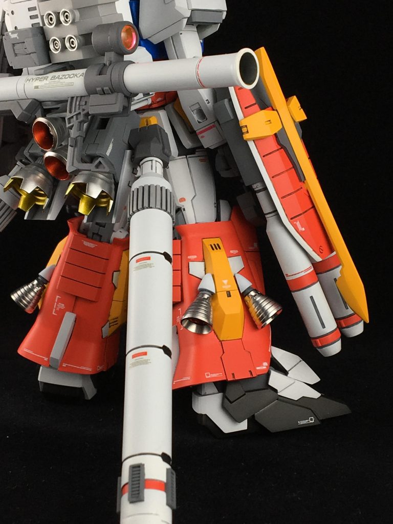 バックパック、スネのバーニアは市販パーツに変更。ジャンクパーツやプラ板でディテールアップしてます。ツインライフルはキットのままでは少々横に張り出し過ぎだったので、接続基部で詰めてます。黄色パーツは、MGストライクRMのジャンクパーツが見事にフィットしたので採用しました。