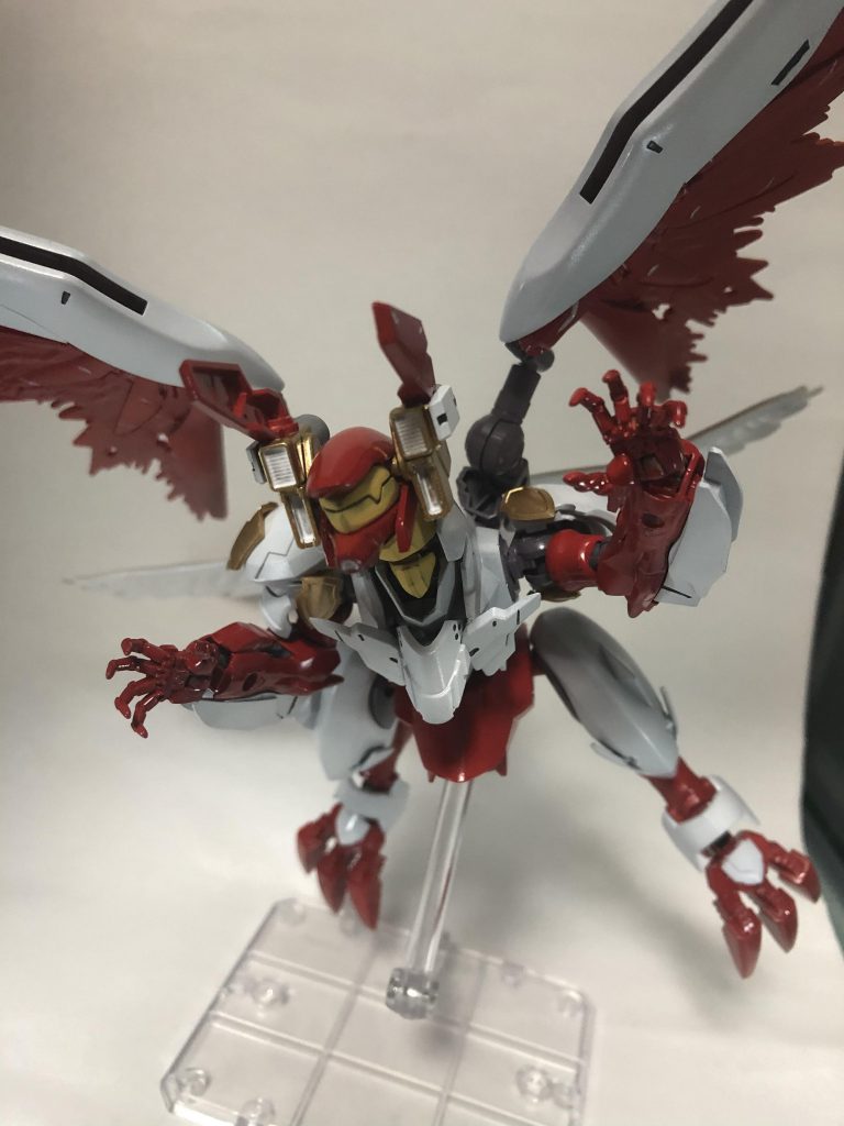 身体の各所には小型のブースターが内蔵されており、突撃する際には全身の内蔵ブースターを一斉に点火することで炎と白銀の粒子が舞い、「超新星」爆発のような閃光と爆炎の中から、炎をまとう紅蓮の「隕石」のように、まるで「雷」のような速さで敵へと激突する